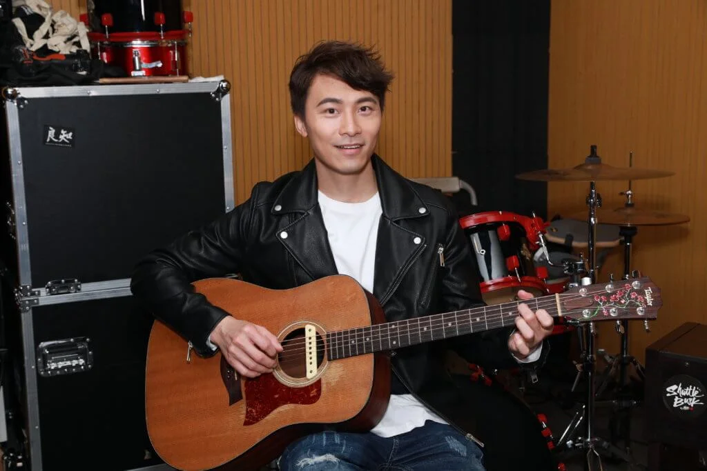 可以主持「黃劍文音樂實驗室」，原來背後也是他主動積極爭取。「《Chill Club》第一季的時候邀請過我去表演，唱完覺得很正，後來知道有第二季，就自己打電話給老闆，問他可否讓我嘗試做這個節目，之後他跟監製商量，就給了這個環節讓我嘗試。」