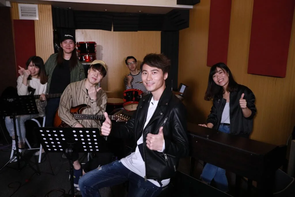 黃劍文喜歡與不同的音樂人及樂手合作，這次就找來在早前街頭發掘的樂隊Shuttle Busk一齊jam歌，之後更會請他們上節目表演。