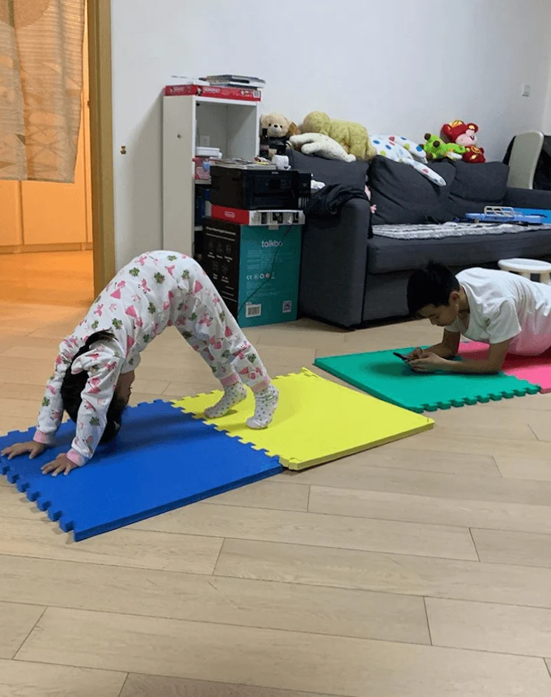 兩兄妹一齊舒展筋骨