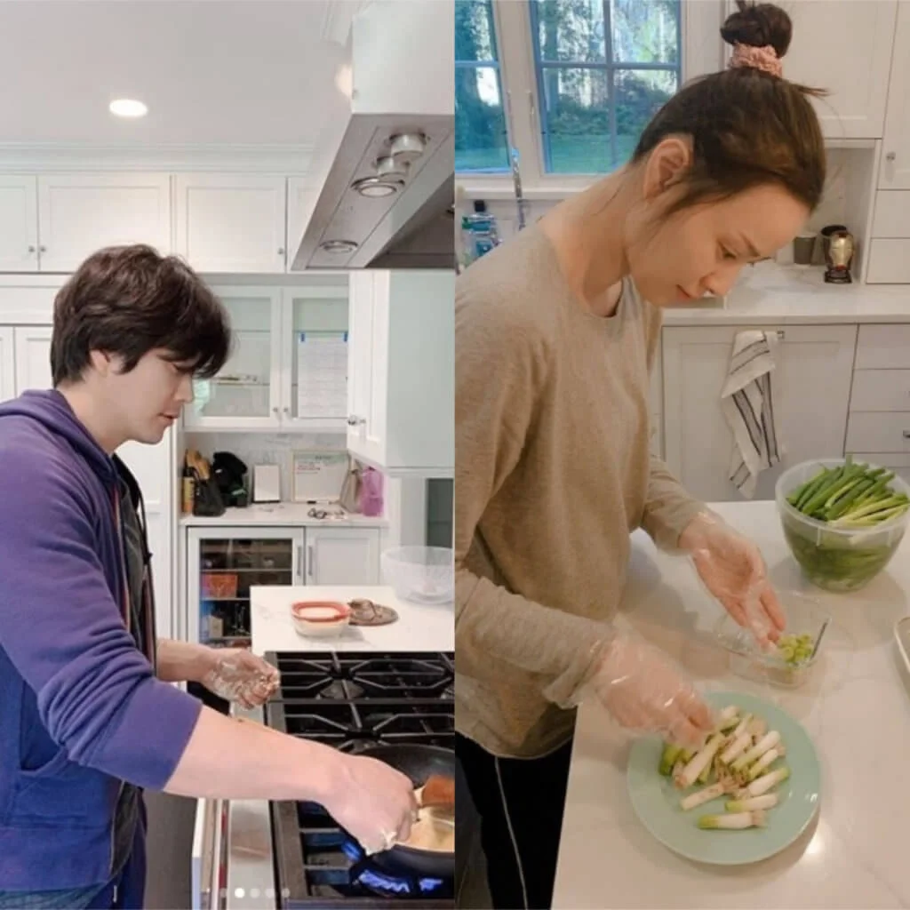 權相佑下廚弄甜煎餅，孫泰英切葱照片，被讚素顏上陣感覺清新自然。