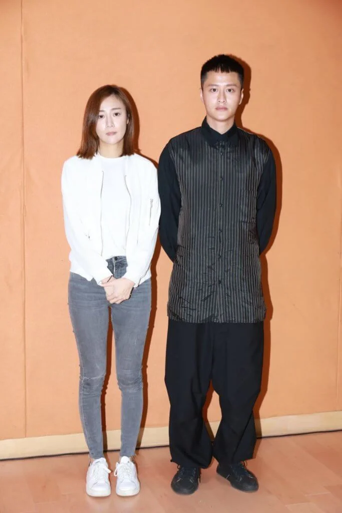 謝東閔陪朱智賢開記者招待會，二人神情凝重。