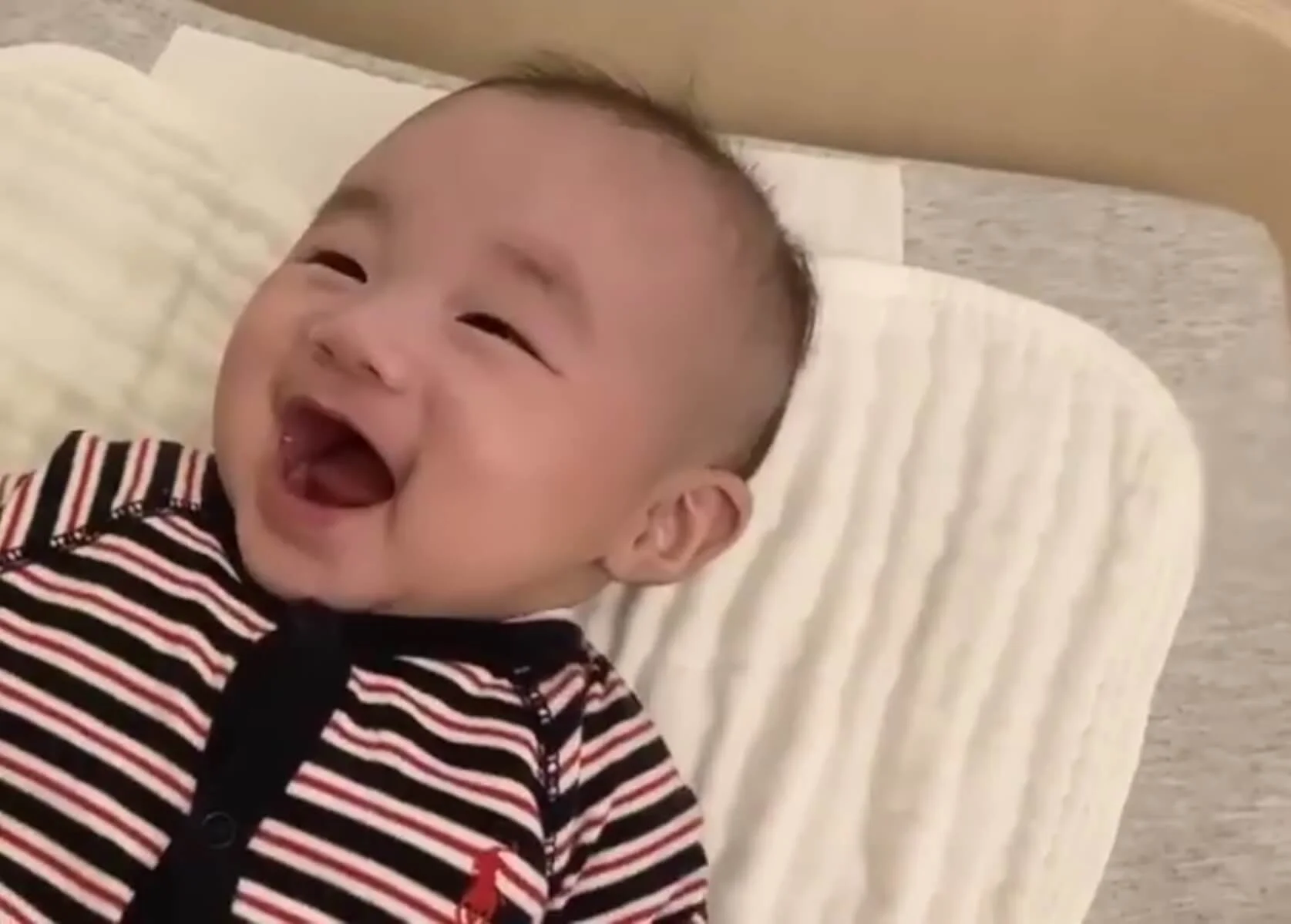 基仔對着小Kuson說：「洗手洗手洗手。」小Kuson「四萬咁口」，以笑示意，估啱晒啦！