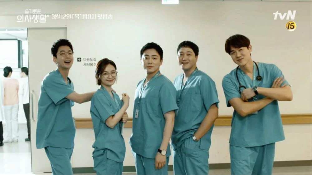 《機智醫生的生活》五位主角(左起:鄭敬淏、田美都、金大明、曹正奭鄭敬淏及柳演錫),把醫生平凡生活演繹得絲絲入扣。