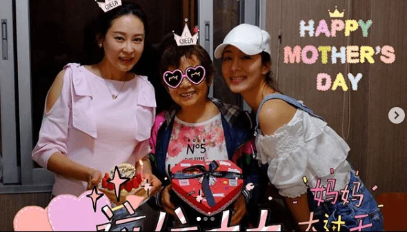 今年母親節,楊怡與家姊楊卓娜和媽媽可以一同慶祝。