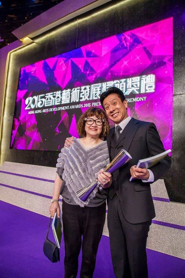 一五年,朱栢康獲藝發局頒發「藝術新秀獎‧戲劇」,媽媽到場支持。