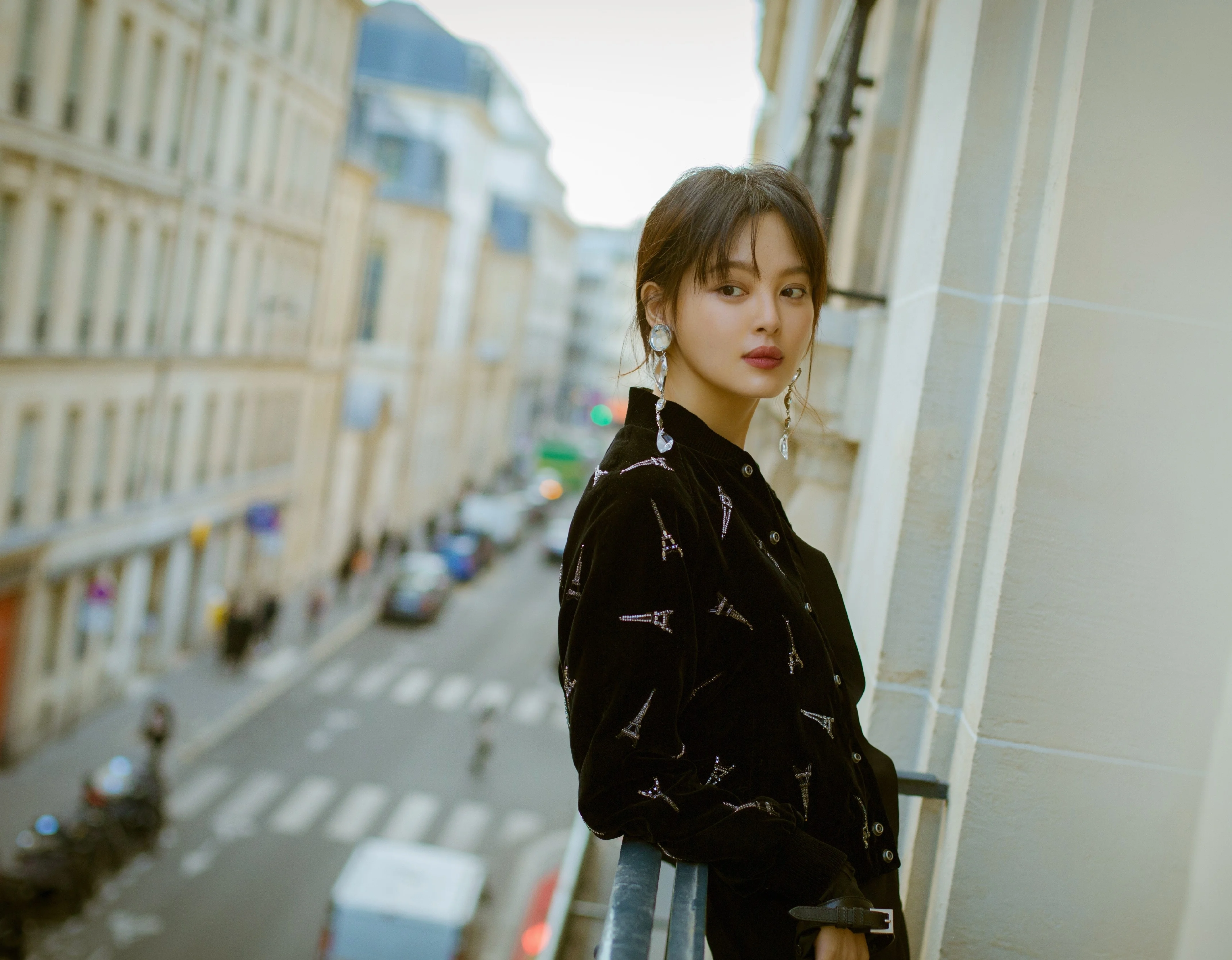 辛芷蕾天生一張「高級臉」,時裝造型還比古裝更美,《如懿傳》的嘉妃和《慶餘年》的海棠朵朵是她的代表作。