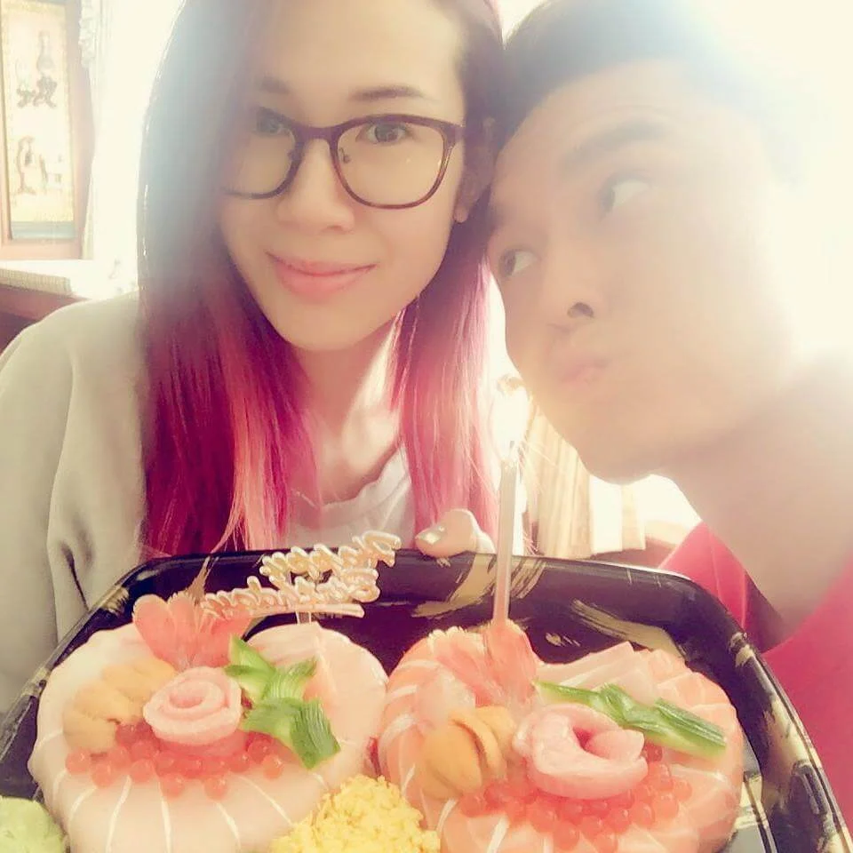 莊思明知道楊明不愛吃甜品,故買了一個壽司蛋糕與男友慶生。