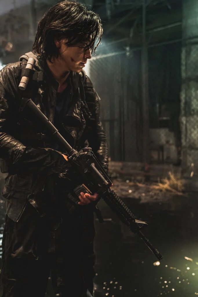 姜棟元擊退喪屍，感覺更有電玩味道。