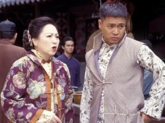 盧宛茵在《戇夫成龍》及《阿旺新傳》中飾演郭晉安阿媽,不過二人真實年齡只相差十一年。