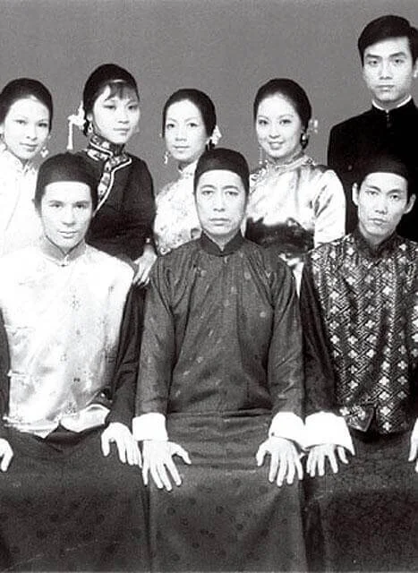 盧宛茵初出道在《朱門怨》飾演二少奶一炮而紅,童星張圓圓(張德蘭)飾演她女兒。