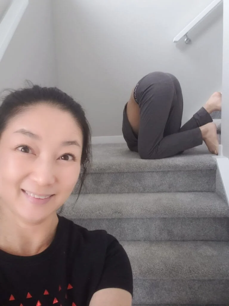 囝囝經常不讓她拍照，於是便偷影他，她笑言囝囝的瑜伽不錯，柔軟度高過她。