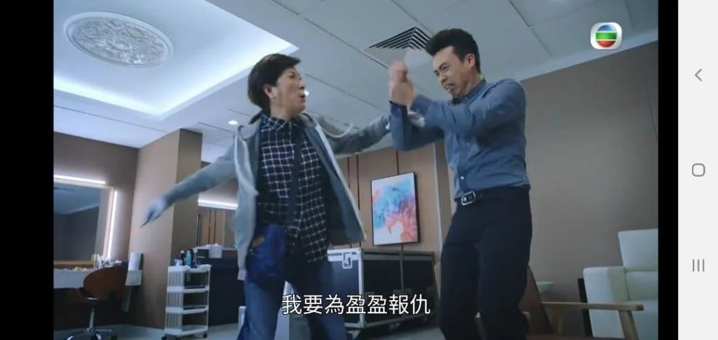 在《法證先鋒Ⅳ》，呂珊為了替女兒報仇，用利剪傷人。