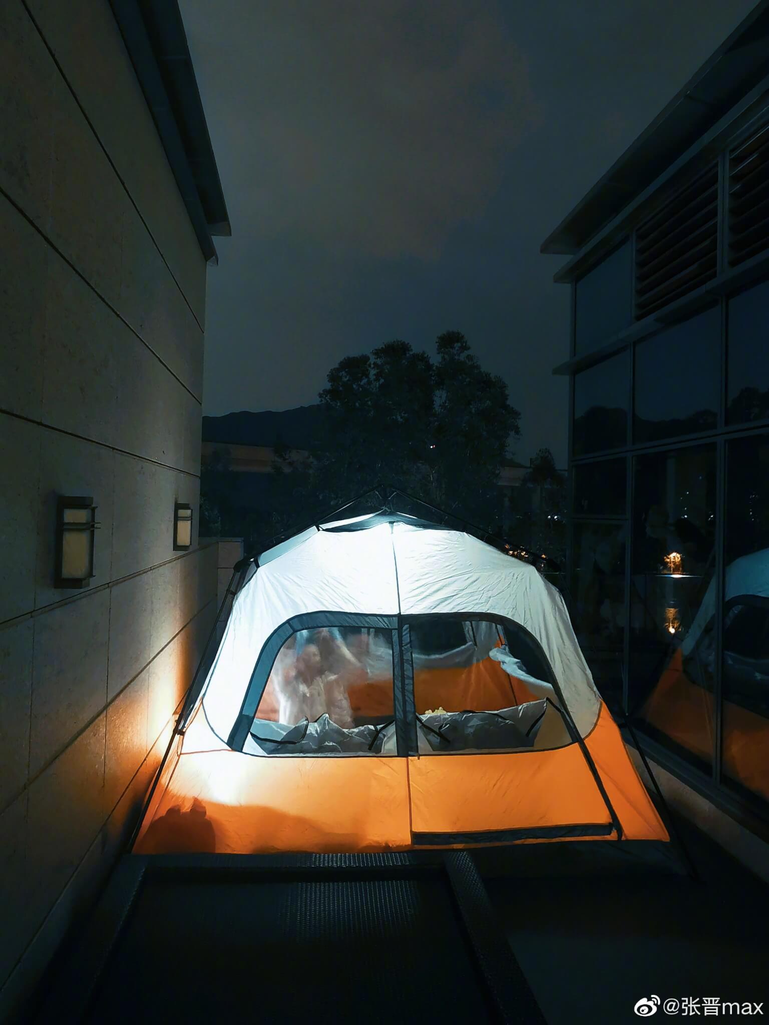 張晉將帳篷置於天台，一家五口齊聚帳篷裏，享受另類「度假」。