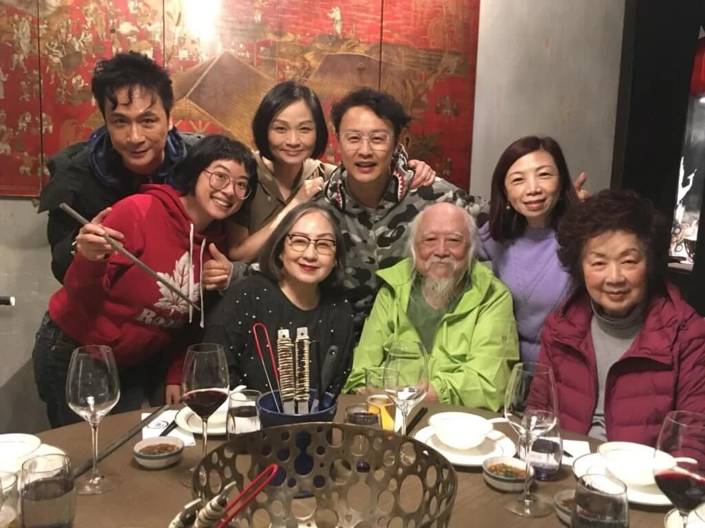 劇集《卡拉屋企》在九一年播出,鄭敬基飾演盧宛茵的兒子,二人後來更正式上契,去年劇中的演員就相約為她慶祝生日,非常長情。