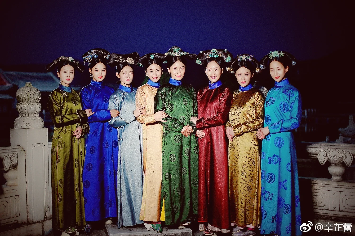 《如懿傳》妃子眾多,不時鬥戲,她說:「大家都覺得女演員會有是非,但拍攝的八個月大家相處得很開心,所以我覺得如果真的回到古代,妃子們的感情一定好過與皇帝之間。」