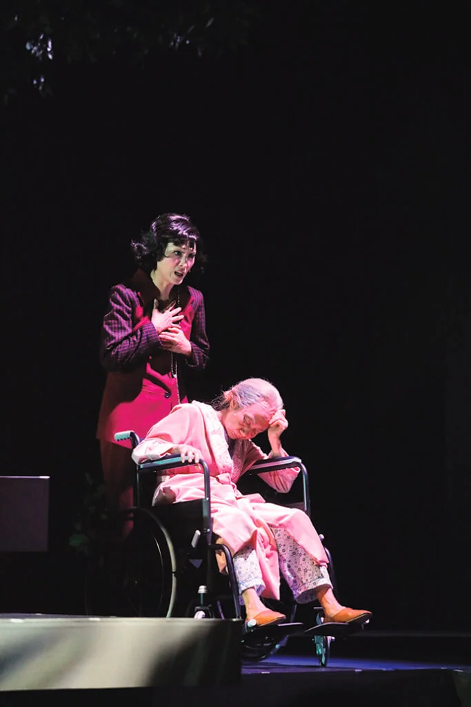 區嘉雯在《但願人長久》飾演記憶力衰退，面臨死亡的老人家；李蕙敏演她的女兒。