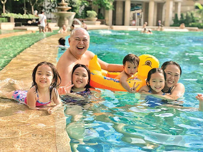 他感激阿Pearl把子女照顧得無微不至，現在子女長大了，太太完成心願，讀了很多心靈課程，更為家人開多一條財路。