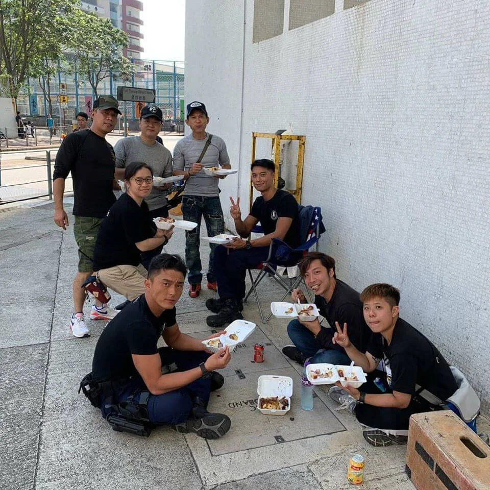 拍完赤膊的戲分,眾演員終於可以食燒味飯,楊明就連吃兩盒。