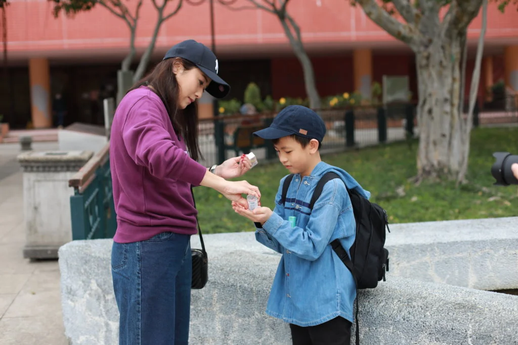 近日疫情嚴重,葉凱茵不時叮囑囝囝用搓手液清潔雙手。