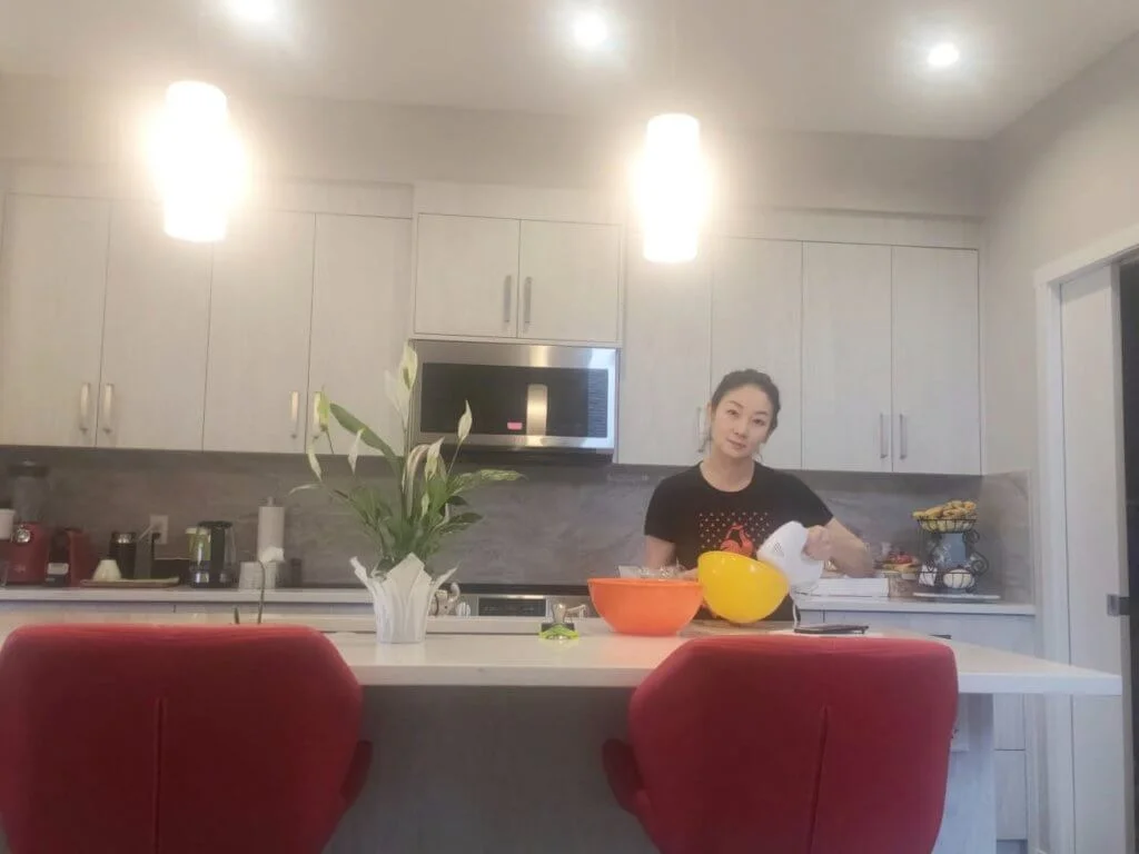 每日要下廚三餐，她說完全不覺悶。