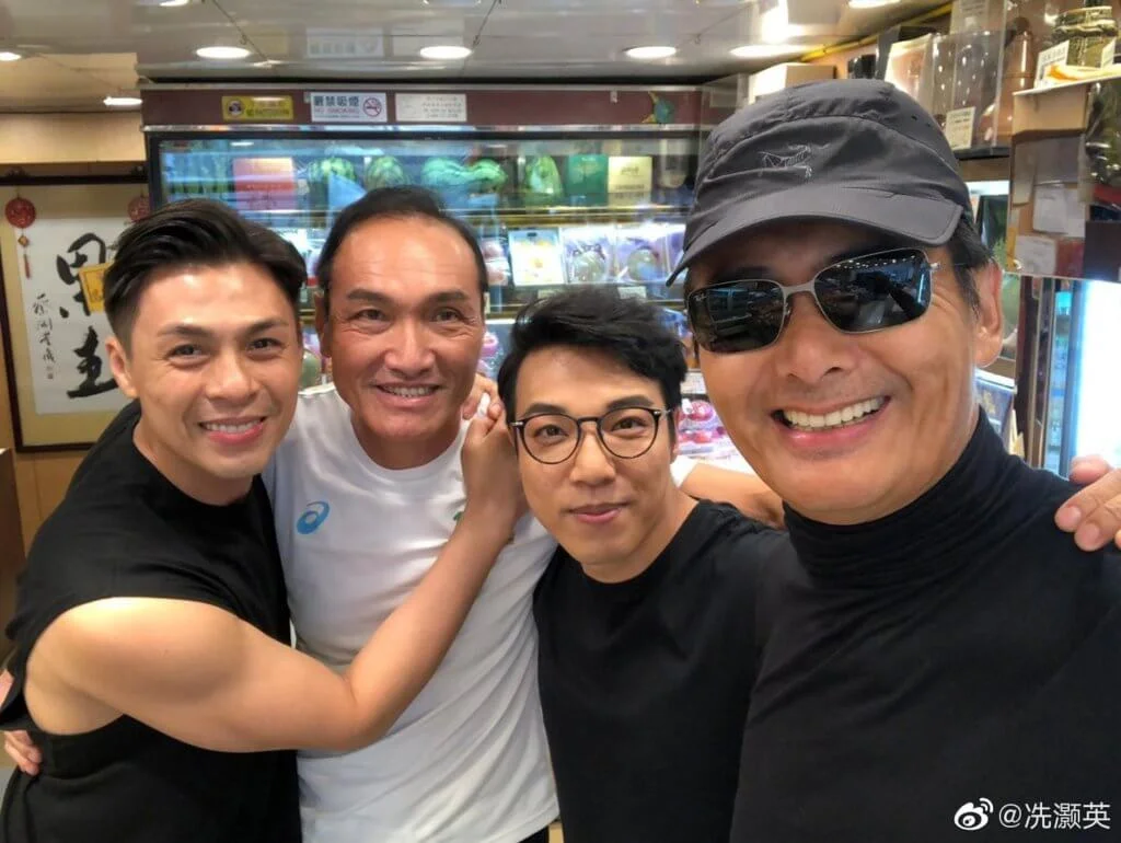 冼灝英與徒弟鄭世豪、陳少邦 (左一) 巧遇周潤發,開心合照。