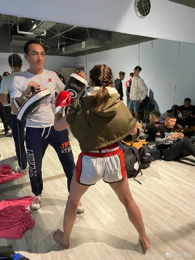 冼灝英開班教授搏擊拳術等,有不少徒弟學生。