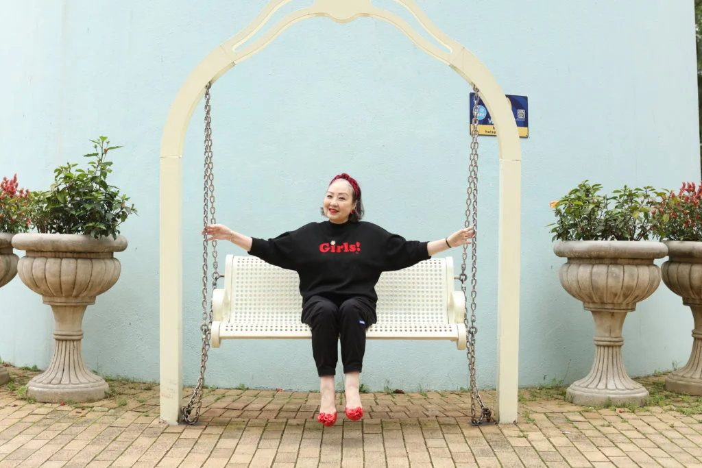 盧宛茵離婚後要供養兩子一女去外國升學,現在兒女成才,她亦苦盡甘來。