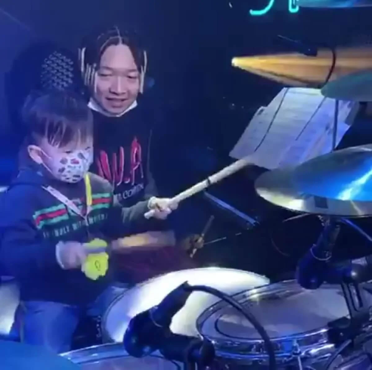 Jazz對拍子感非常敏銳，經過Kevin Boy的指導，打鼓已有板有眼。