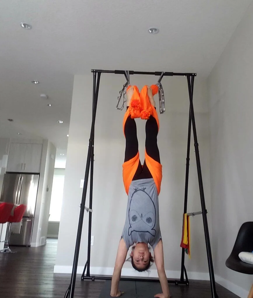 玩了空中瑜伽多年，身手果然不錯。