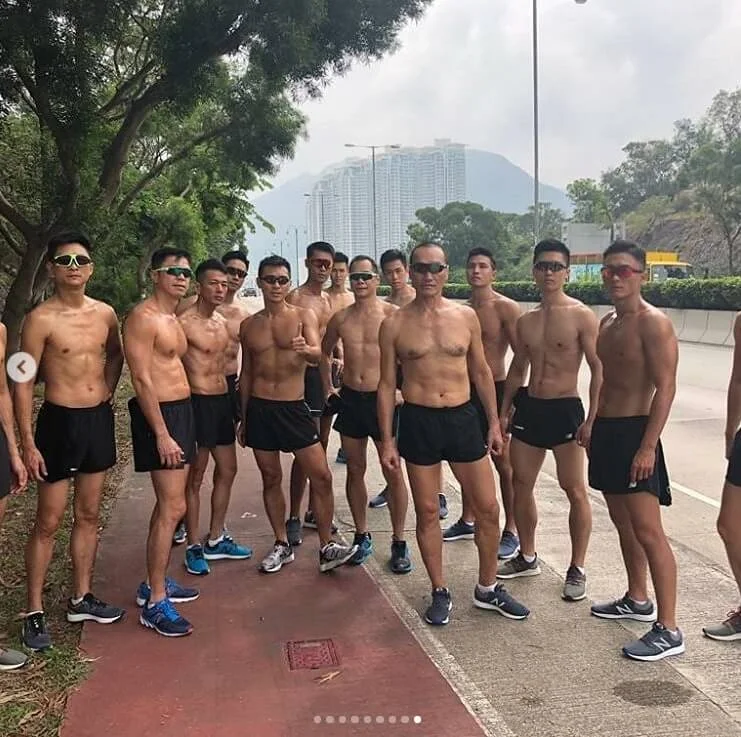 《機場特警》中冼灝英與年輕演員一起赤膊操練,身形毫不輸蝕。