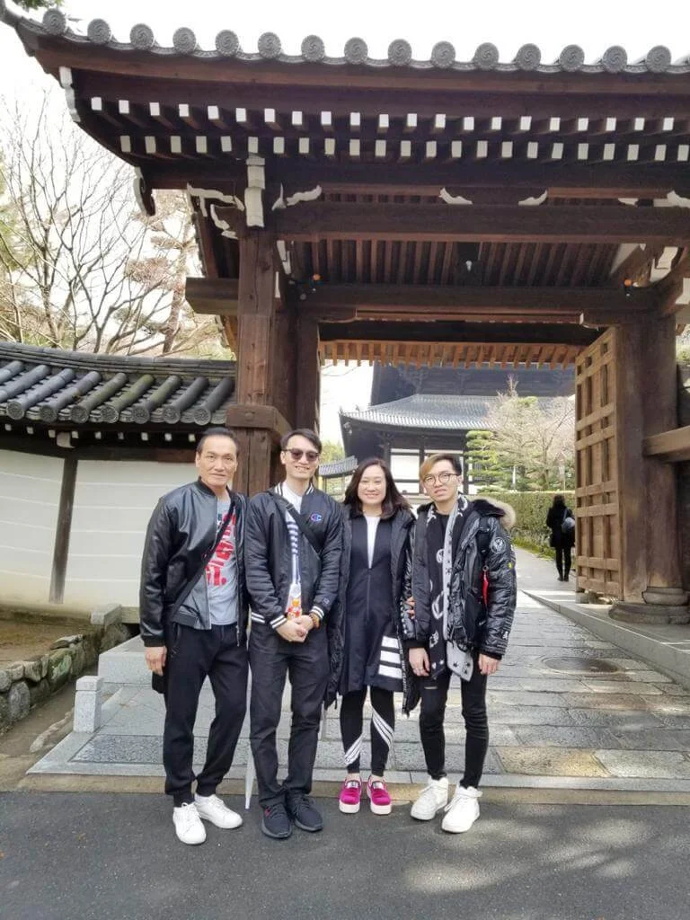 冼灝英家庭生活美滿,與從事酒店業的太太育有兩子。