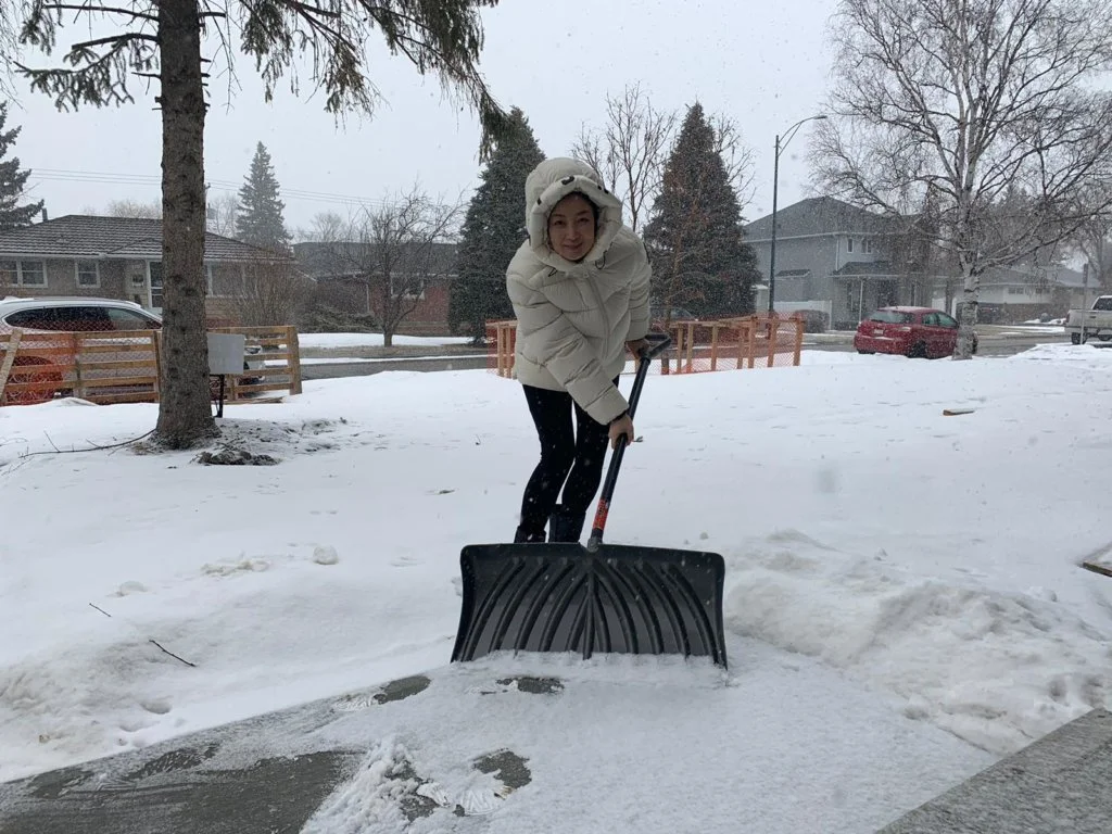 每朝早，她會在門外剷雪，要不然會被政府罰錢。