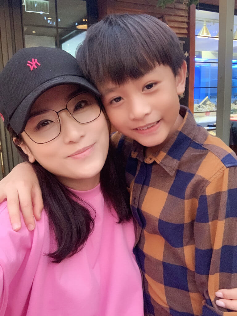 囝囝性格很開朗和心地善良,喜愛與人分享。