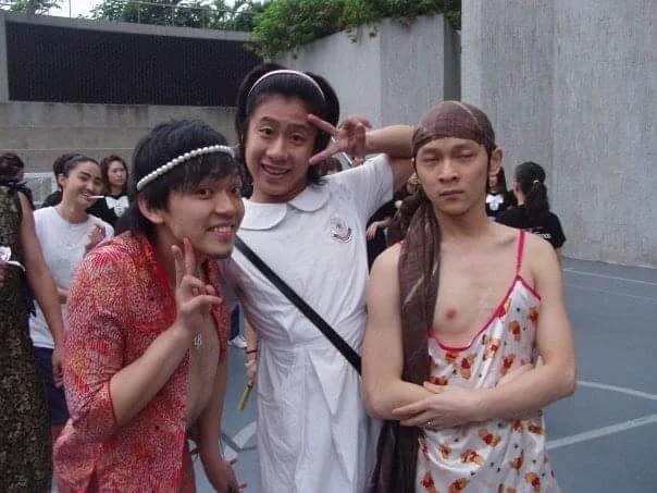 讀演藝學院時,同學影班相,每人要帶一套服裝給另外一個同學穿著,十分搞笑。