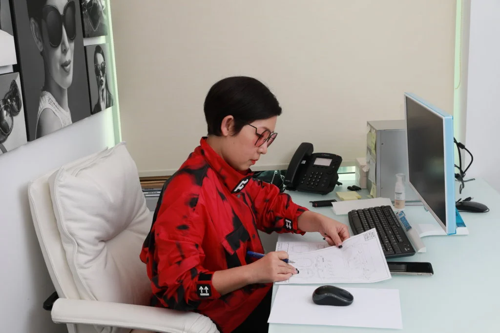 黎芷珊近年推出自家眼鏡品牌，她坦承門市零售受疫情影響，不過網上銷售卻有增長。