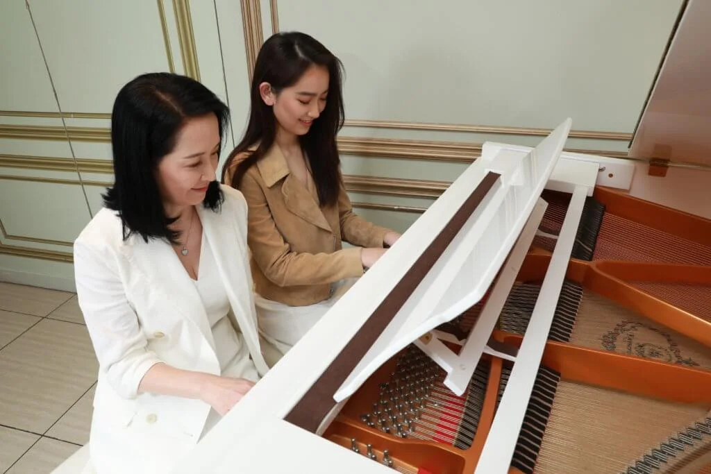 龔慈恩曾經做鋼琴老師，和女兒一齊彈琴曾經是母女間的遊戲。