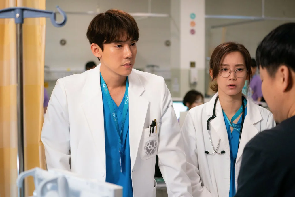 飾演住院醫生張冬天的申賢彬暗戀柳演錫