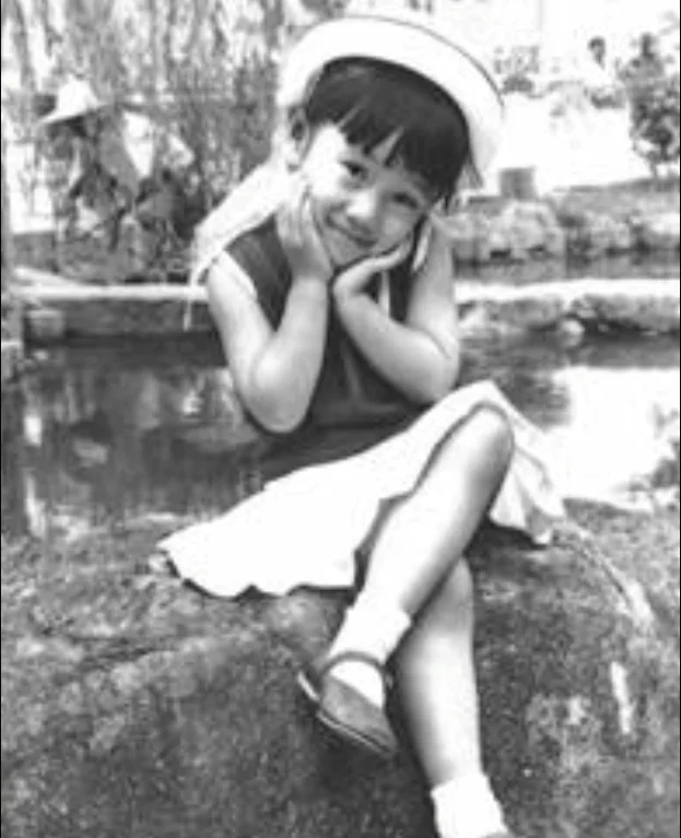 兒時趣致可愛，不愛睡覺的她，經常在戲棚走來走去。