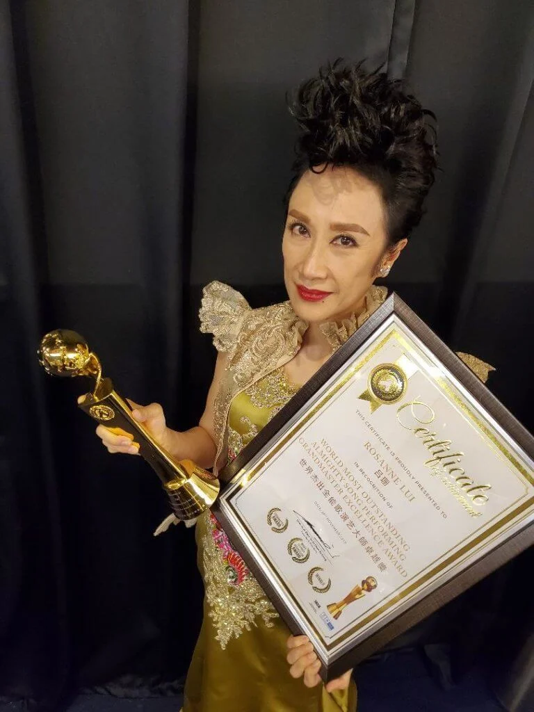 去年她在馬來西亞奪得演藝全能精英獎