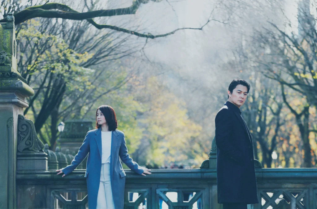 由福山雅治與石田百合子主演的《日間演奏會散場時》,改編自同名暢銷小說。