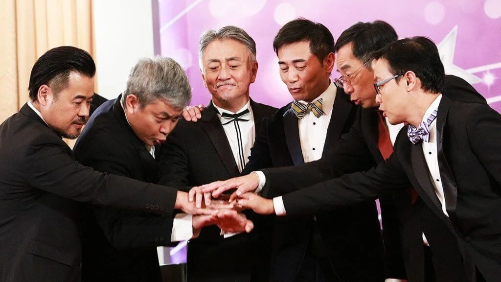 在《牛下女高音》是中佬七子之一,有機會唱歌。