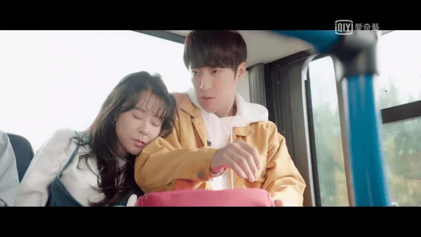 崔江姬笑說在劇中看到李相嬅的電人眼神，覺得太過火了而不懂反應。