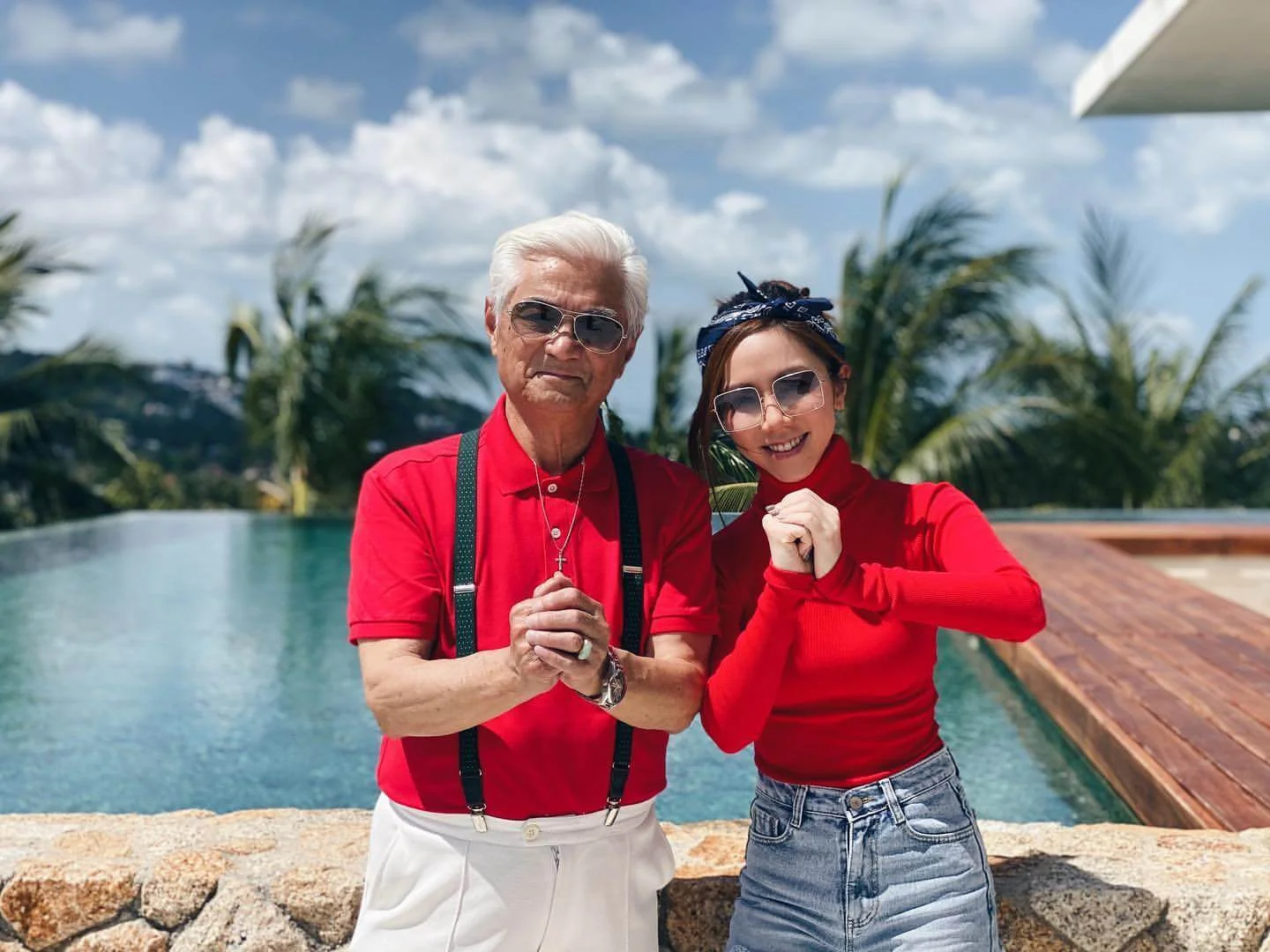 G.E.M與外公同樣穿着紅色上衣，甚有喜慶感，可惜跟結婚無關。
