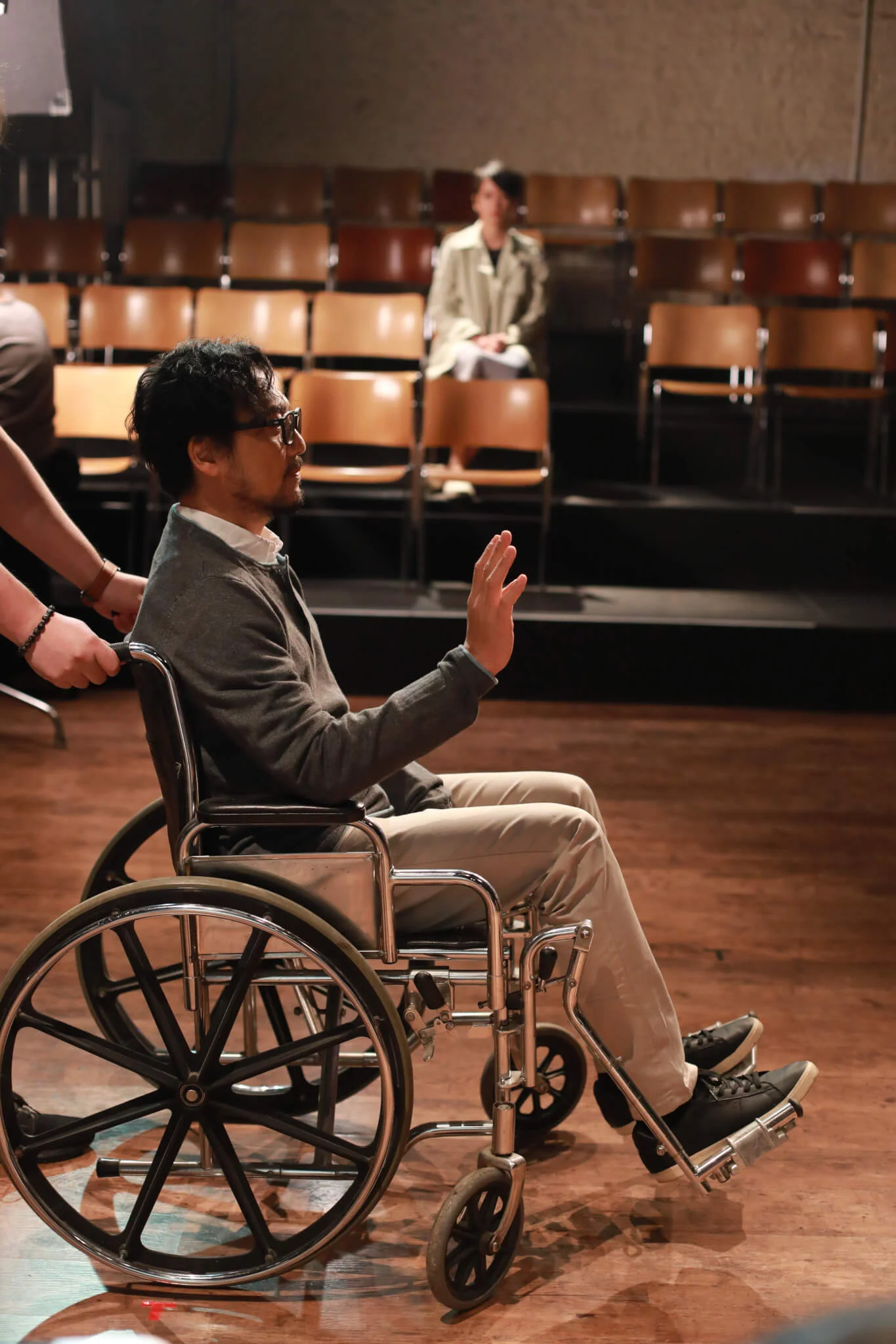 正式拍攝時,Gigi已熱淚盈眶,「首歌其實好甜蜜溫馨,但導演在MV尾段加插生離死別一幕,看着化了老妝的自己,燦良又坐在輪椅上同我揮手道別,如果有一日,我要跟最愛的人講再見,究竟我又準備好未呢?」