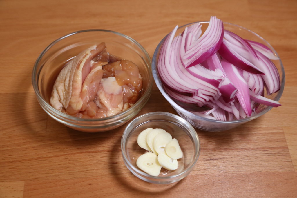 午餐洋蔥煎雞扒 材料：雞扒、洋蔥、蒜頭