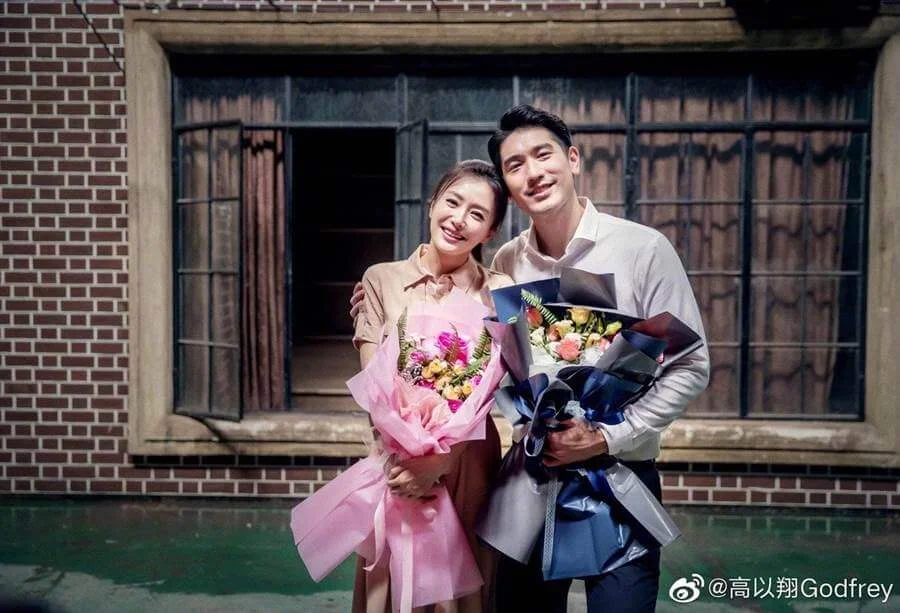 在殺科宴上,高以翔笑着和劇組四百位台前幕後該個擁抱。