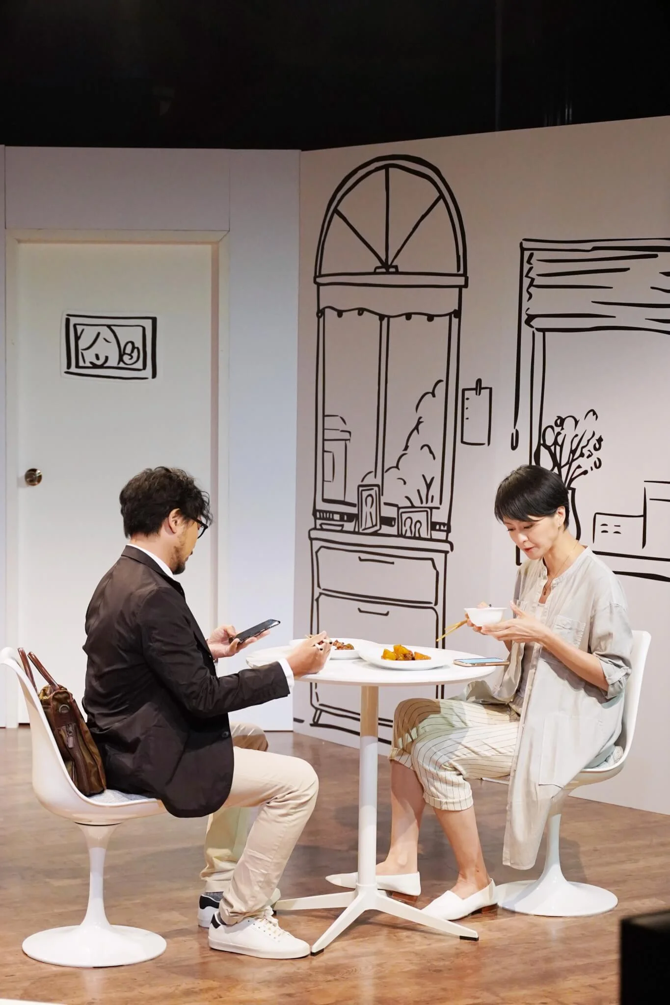 今次找來有「劇場王子」之稱的潘燦良演出,令MV無論是走位、燈光、肢體動作,都充滿劇場味道。