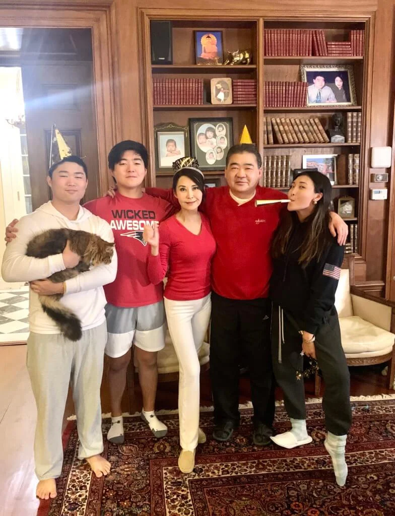 一九九八年，葉玉卿放棄如日中天的演藝事業，與美國華裔商人胡兆明結為夫婦，婚後育有一女兩子。