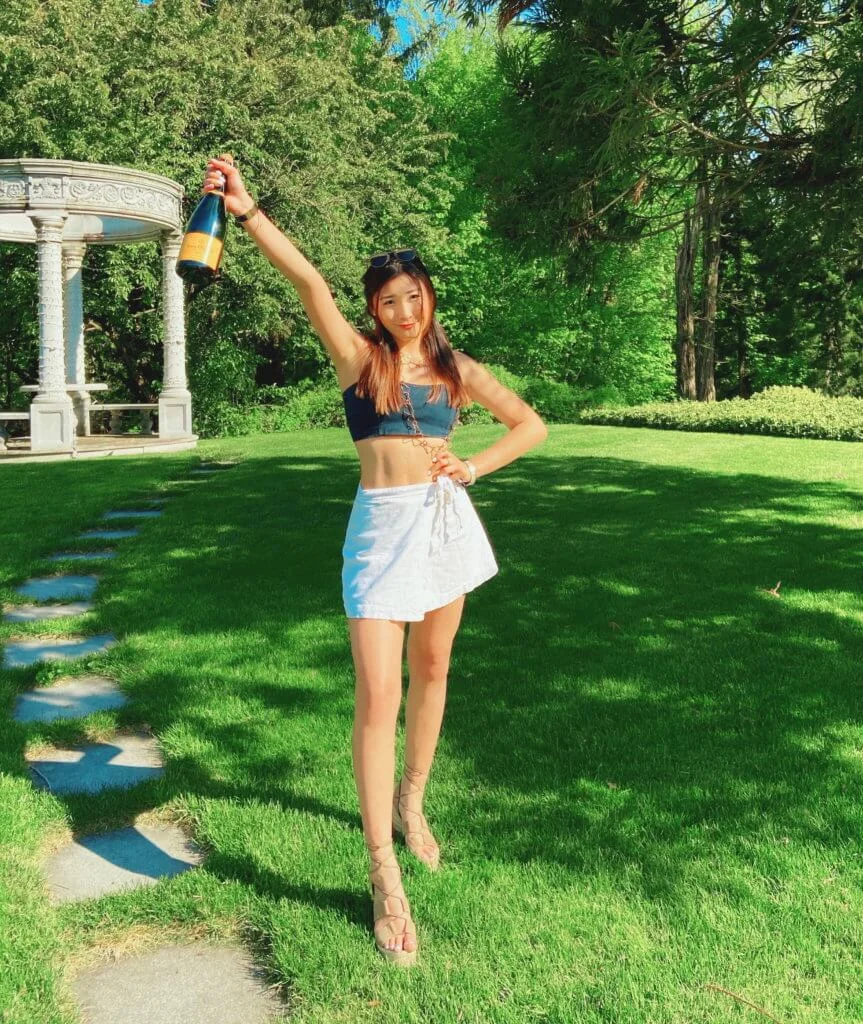 Victoria喜歡用自然光拍照，在太陽下山前，請弟弟替她拍了不少甫士照片，慶祝成年。