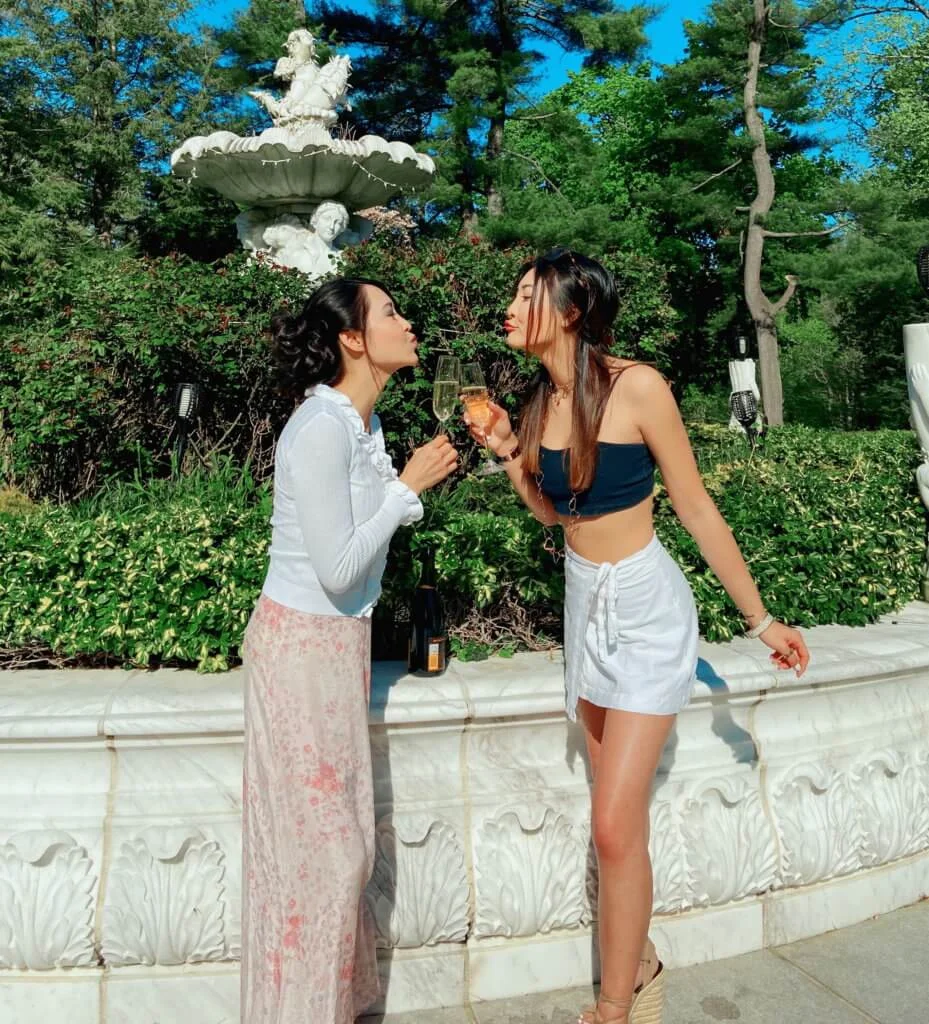  胡芷欣廿一歲生日，因新冠肺炎全球肆虐，取消慶祝派對；她本想在家中園子燒烤，但卿卿說晚上天氣冷，改在室內吃晚飯。